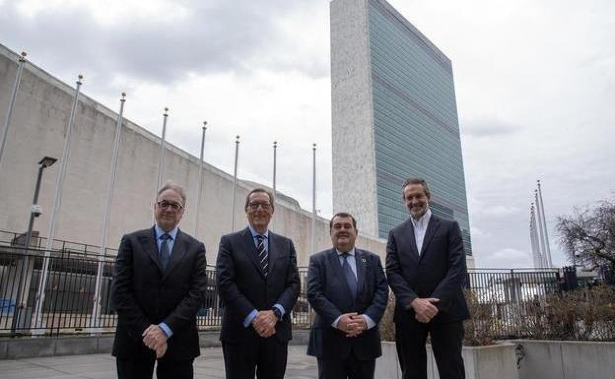 El subdirector general de la Fundación 'la Caixa', Marc Simón; el director general de la Fundación 'la Caixa', Antonio Vila Bertrán; el alto comisionado contra la Pobreza Infantil del Gobierno de España, Ernesto Gasco, y el director general de Save the Children España, Andrés Conde