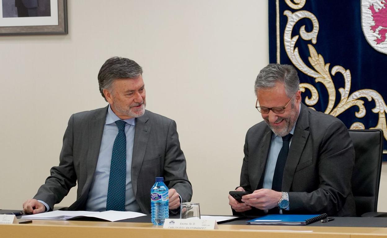 Fernando Vázquez y Carlos Pollán conversan momentos antes del inicio de la reunión. 