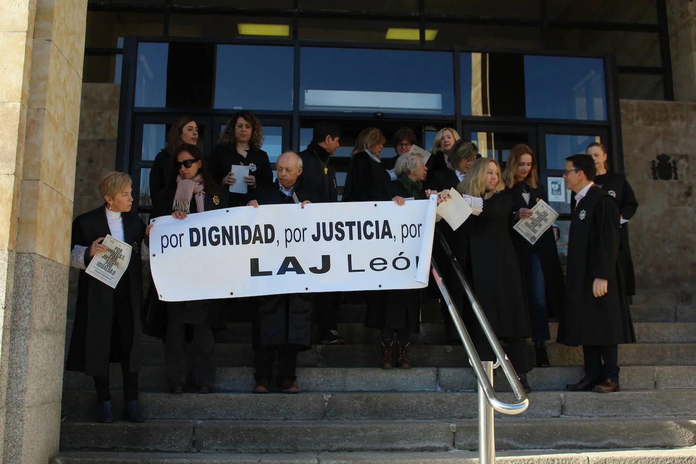 Los letrados de la administración de Justicia de León se concentran frente a los juzgados,