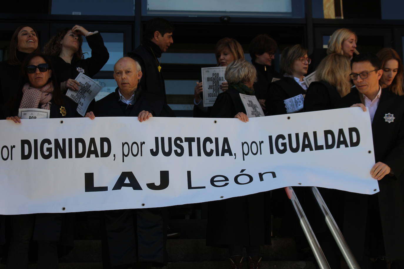 Los letrados de la administración de Justicia de León se concentran frente a los juzgados,