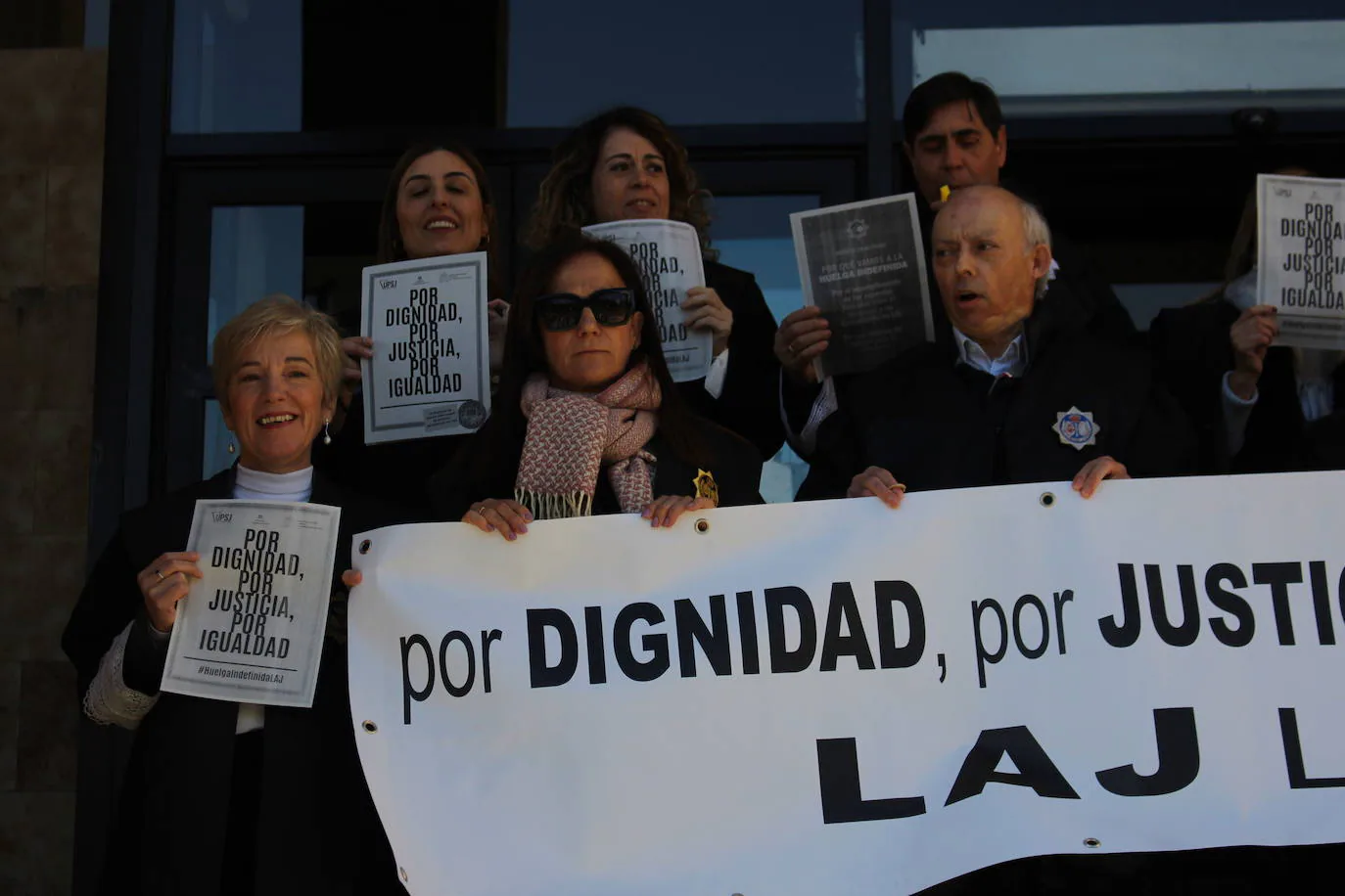 Los letrados de la administración de Justicia de León se concentran frente a los juzgados,