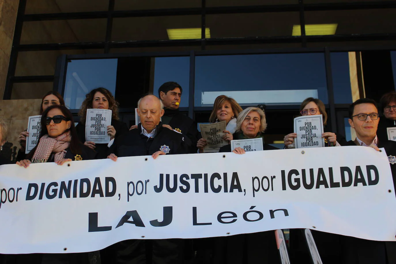 Los letrados de la administración de Justicia de León se concentran frente a los juzgados,