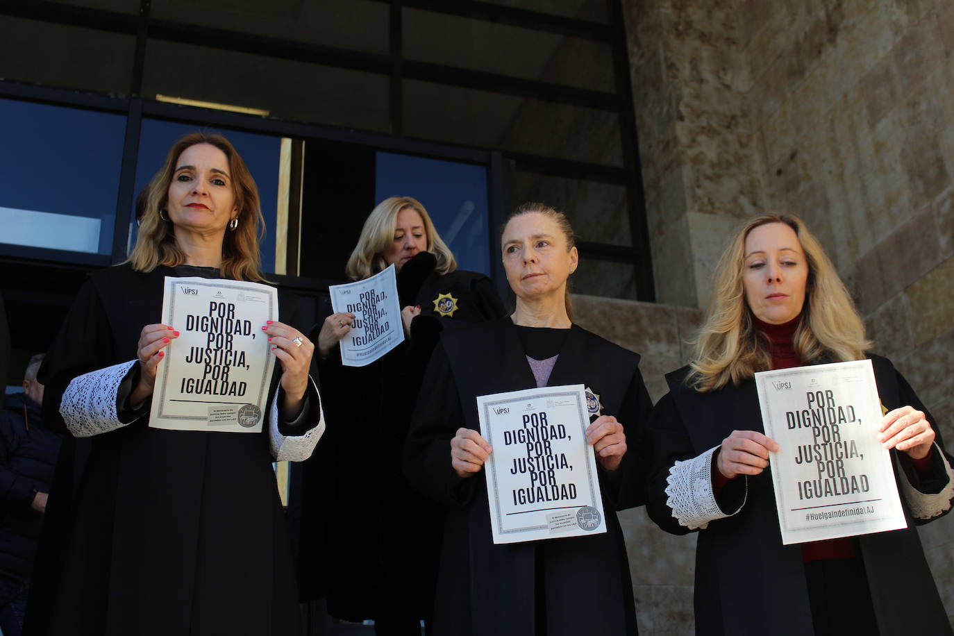 Los letrados de la administración de Justicia de León se concentran frente a los juzgados,