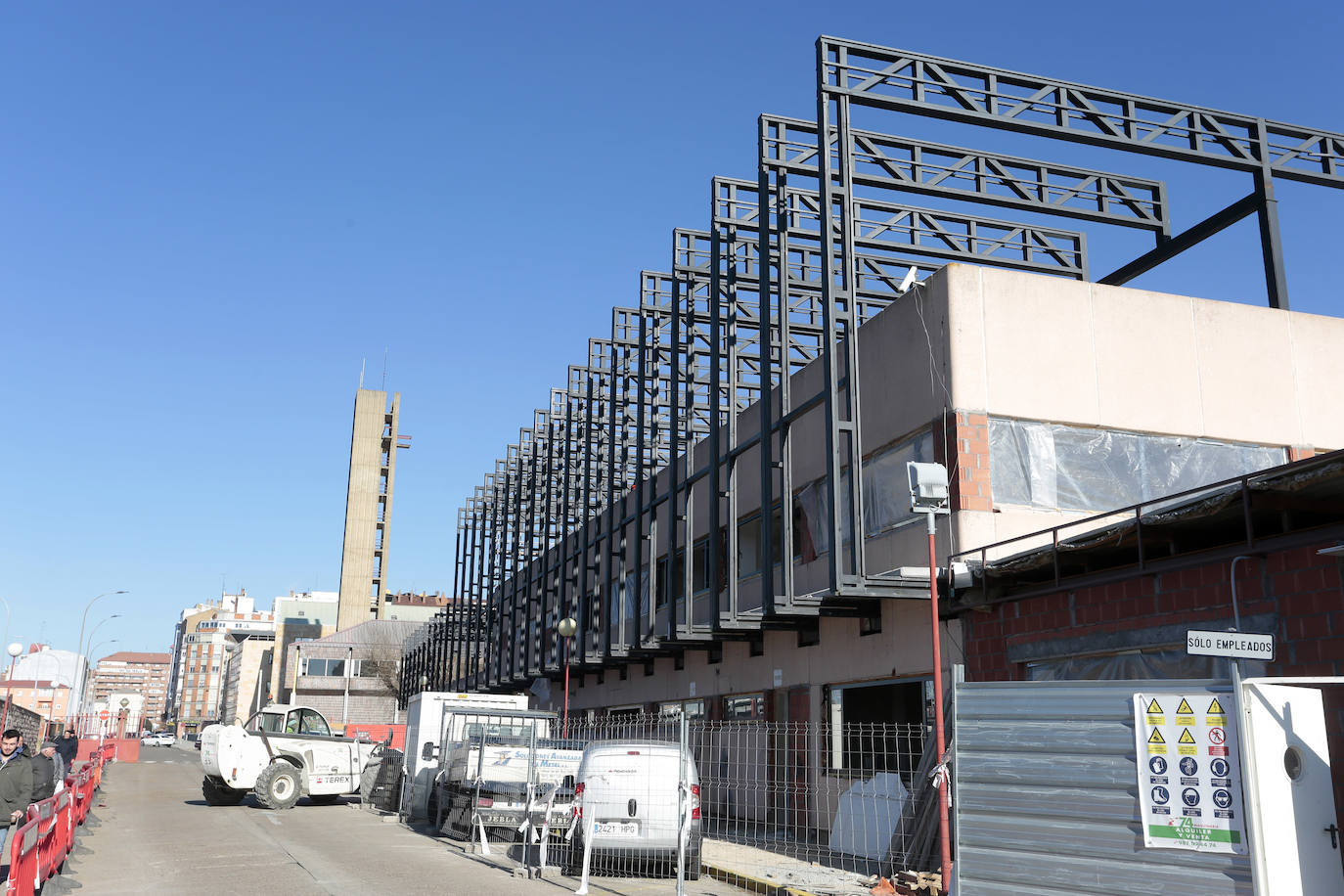 La consejera de Movilidad y Transformación Digital, María González Corral, visita las obras de la estación de autobuses de León.