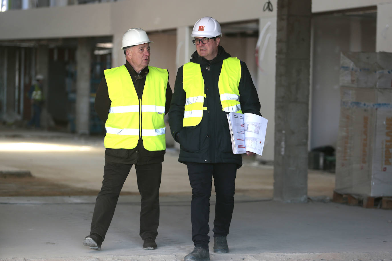 La consejera de Movilidad y Transformación Digital, María González Corral, visita las obras de la estación de autobuses de León.