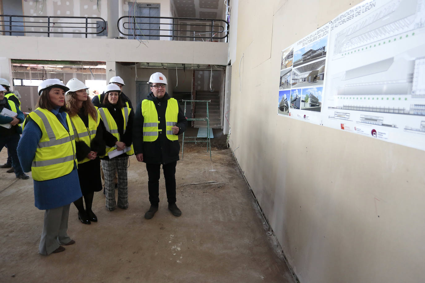 La consejera de Movilidad y Transformación Digital, María González Corral, visita las obras de la estación de autobuses de León.