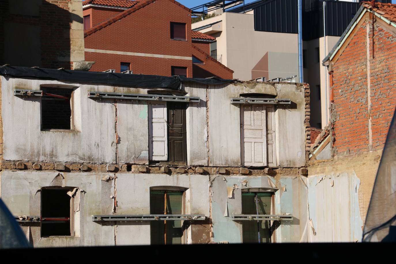 Reabre parcialmente la calle La Rúa de León capital tras el derribo parcial de las fachadas en riesgo