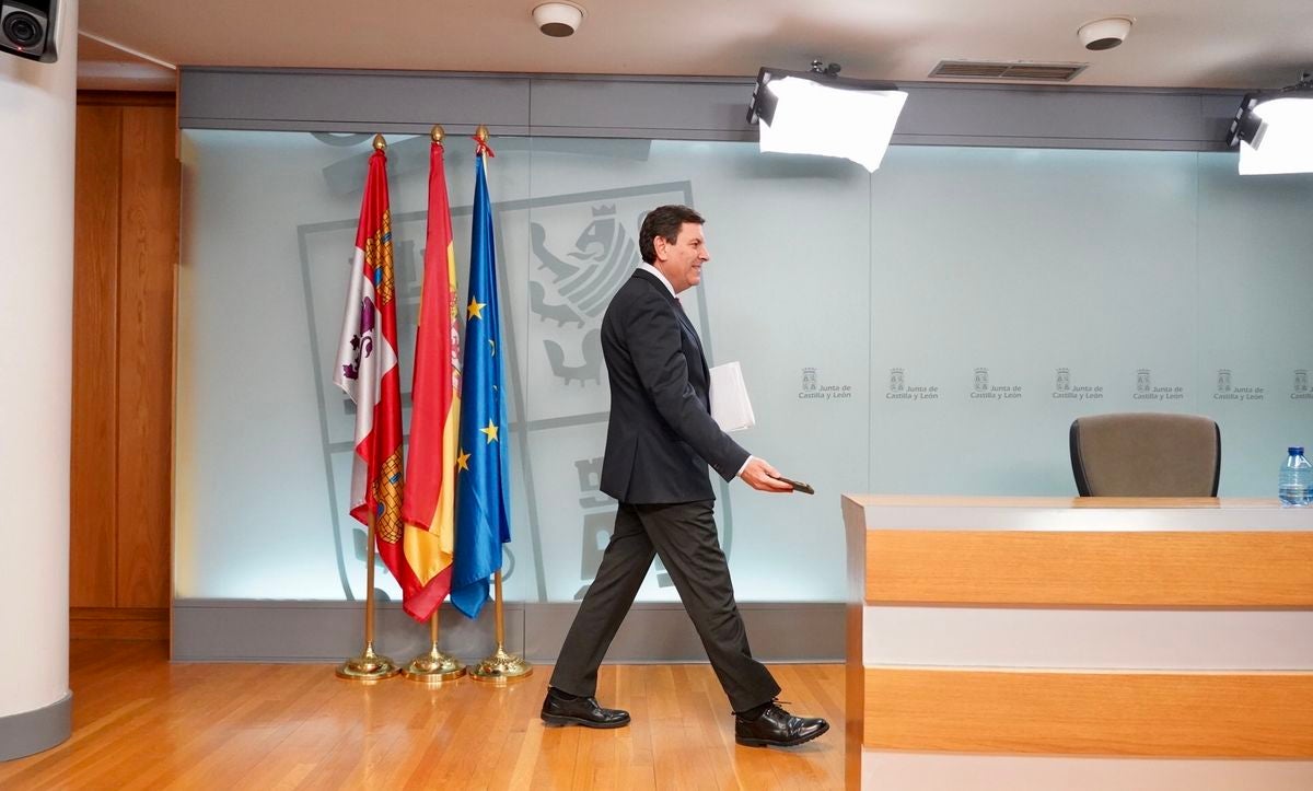 El consejero de Economía y Hacienda y portavoz, Carlos Fernández Carriedo, comparece en rueda de prensa posterior al Consejo de Gobierno.