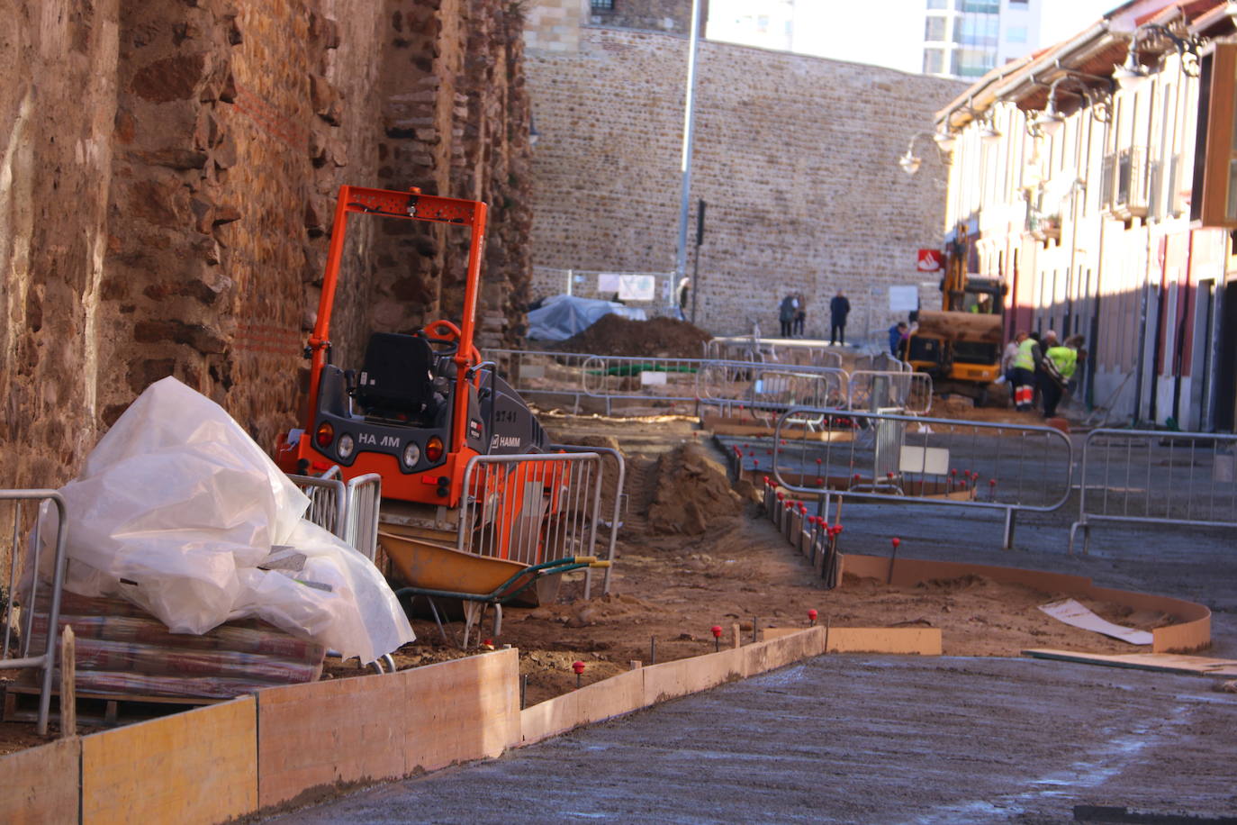 En agosto la Comisión de Patrimonio indicó al consistorio que debía levantar la cimentación de los siete cubos de la calle Carreras con el mismo modelo ya previsto para los tres primeros desde el Arco de la Cárcel | Patrimonio pide que el contorno «sobresalga claramente» y el Ayuntamiento ha proyectado que la silueta se mantenga «sobre el nivel del pavimento»