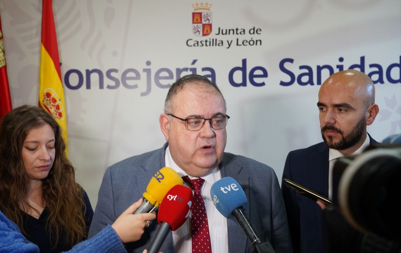 El consejero de Sanidad, Alejandro Vázquez Ramos, se reúne con la delegada territorial de la Junta en León, Ester Muñoz, para tratar los temas sanitarios de la provincia.