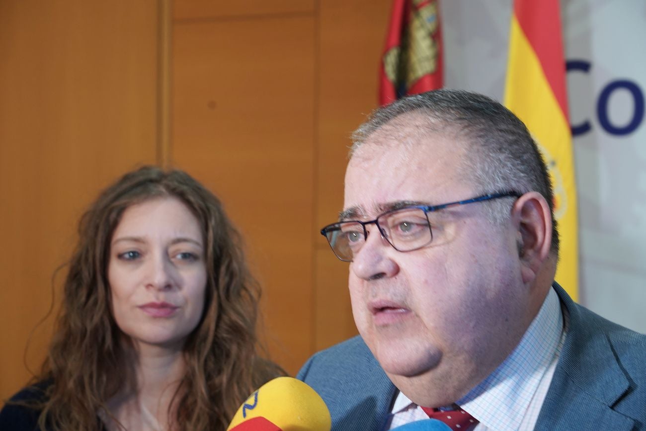 El consejero de Sanidad, Alejandro Vázquez Ramos, se reúne con la delegada territorial de la Junta en León, Ester Muñoz, para tratar los temas sanitarios de la provincia.