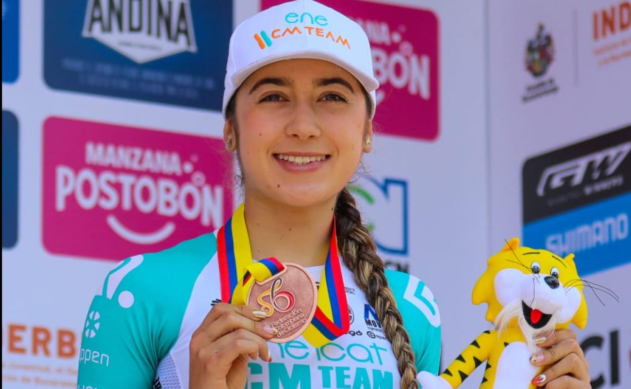 Carolina Vargas posa con su medalla de bronce lograda en la contrarreloj sub-23 de los Nacionales de Colombia