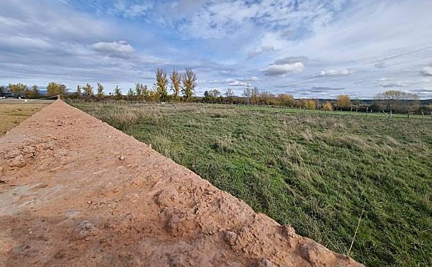 Terreno sobre el que se levantará el nuevo instituto de Villaquilambre. del que el equipo de Gobierno asegura que «es el adecuado».