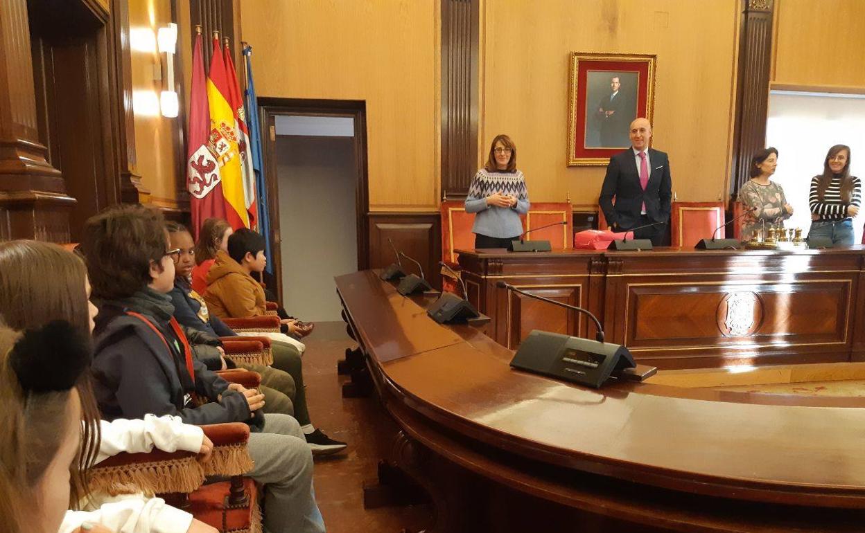 El alcalde de León, José Antonio Diez, ha recibido hoy a un grupo de alumnos de 4º de Primaria del Colegio San Claudio.