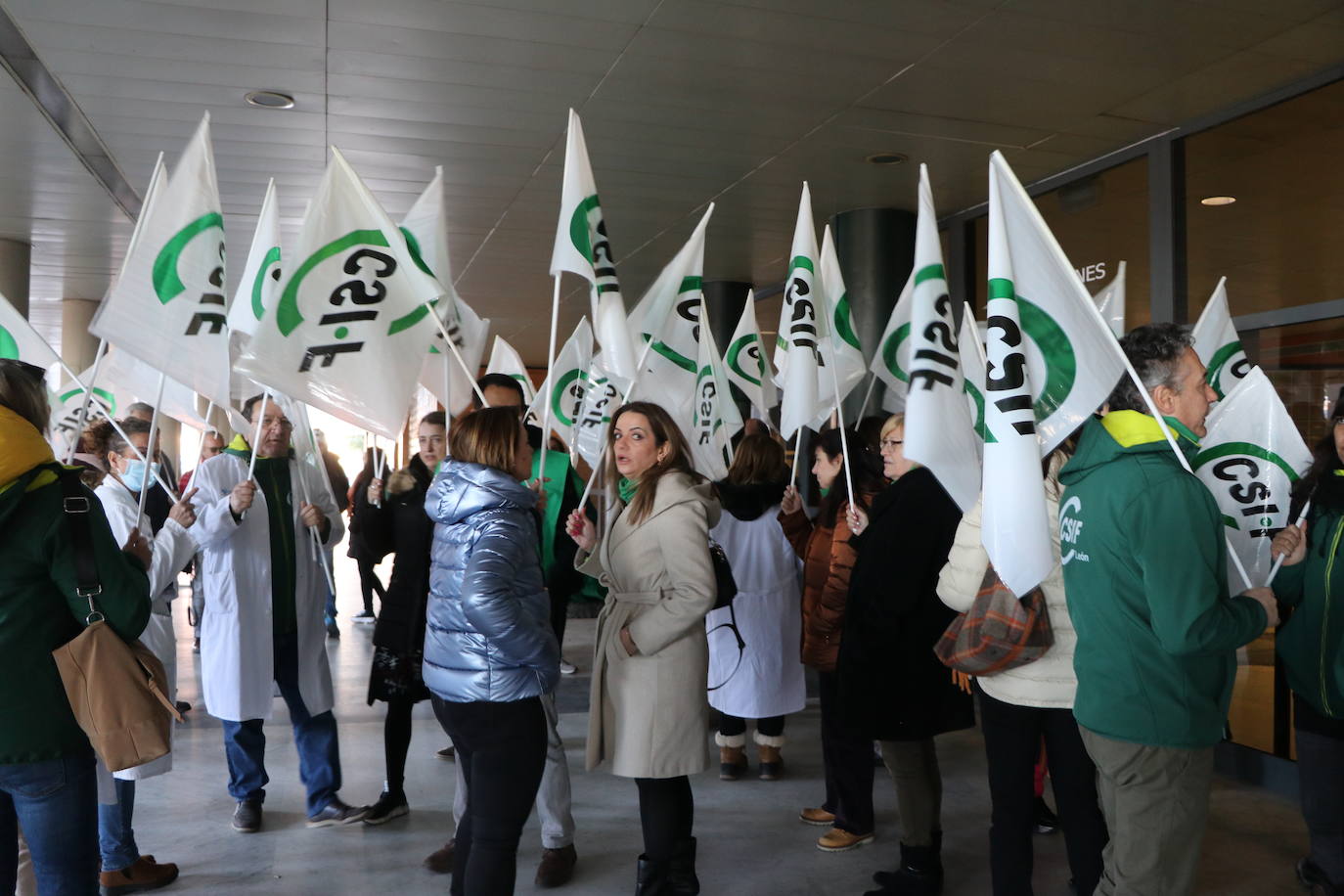 Los profesionales sanitarios se han concentrado en el Hospital de León para denunciar el caos sanitario de la comunidad.