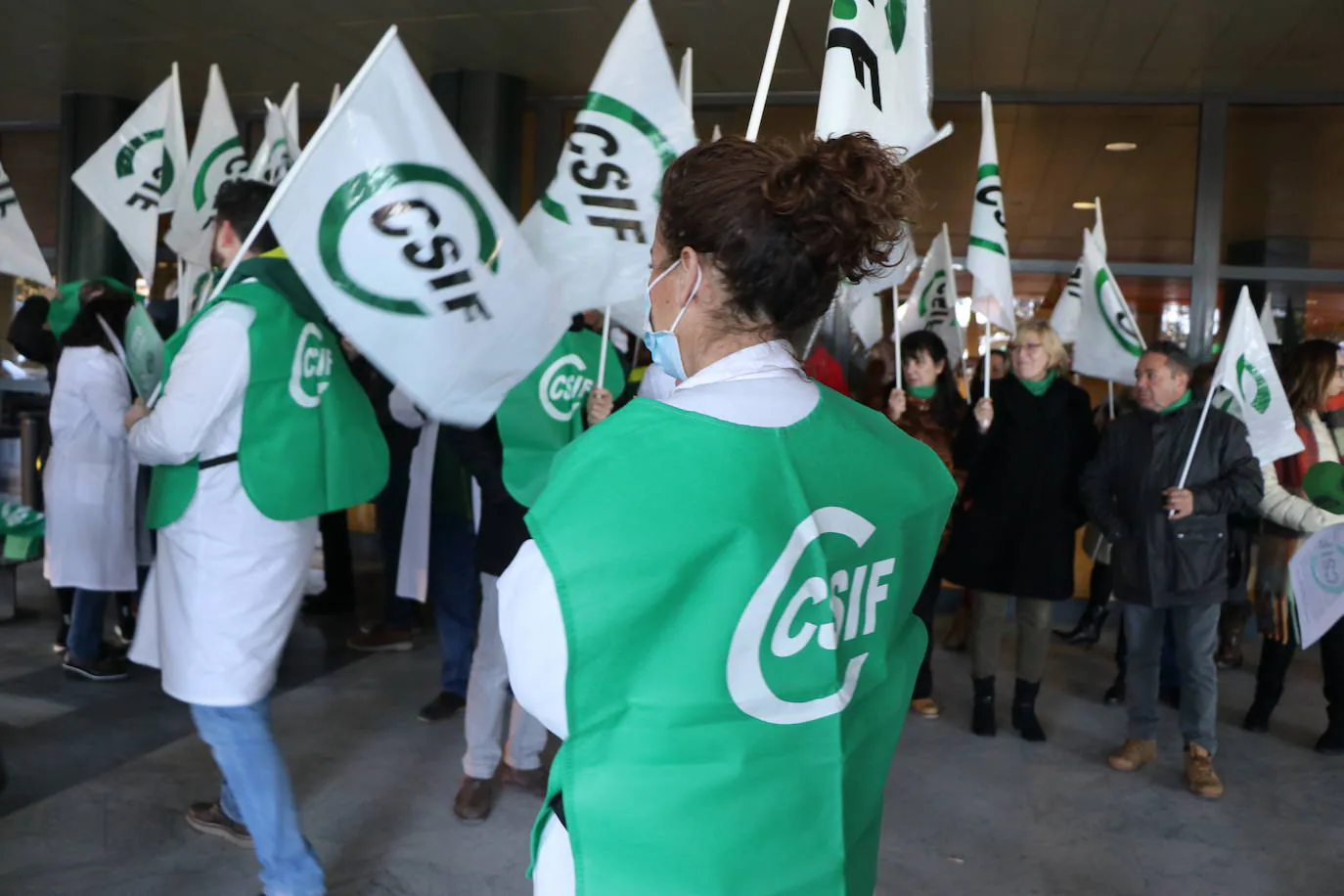 Los profesionales sanitarios se han concentrado en el Hospital de León para denunciar el caos sanitario de la comunidad.