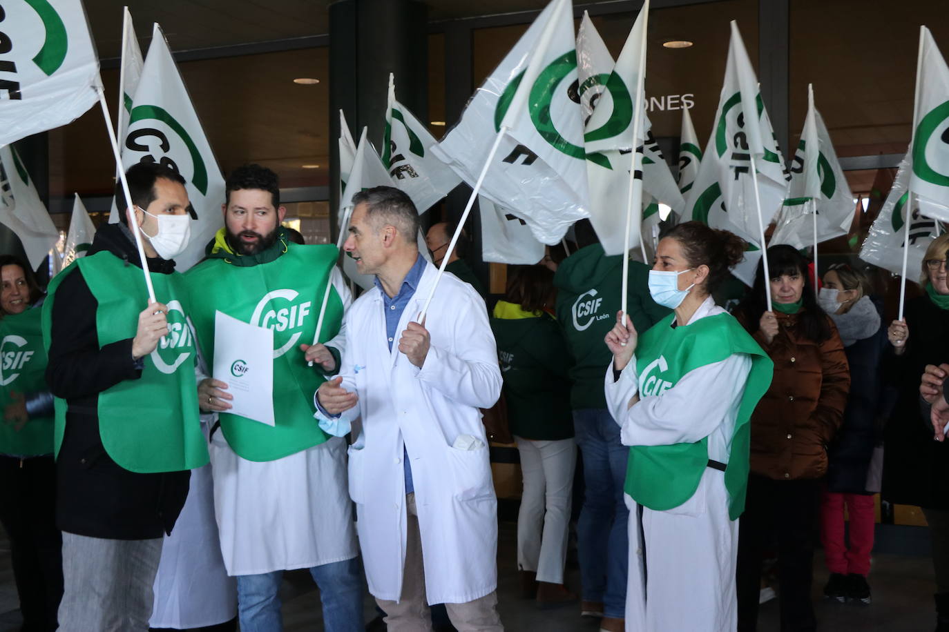 Los profesionales sanitarios se han concentrado en el Hospital de León para denunciar el caos sanitario de la comunidad.