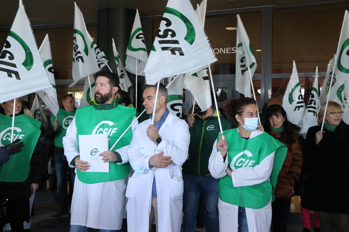 Los profesionales sanitarios se han concentrado en el Hospital de León para denunciar el caos sanitario de la comunidad.