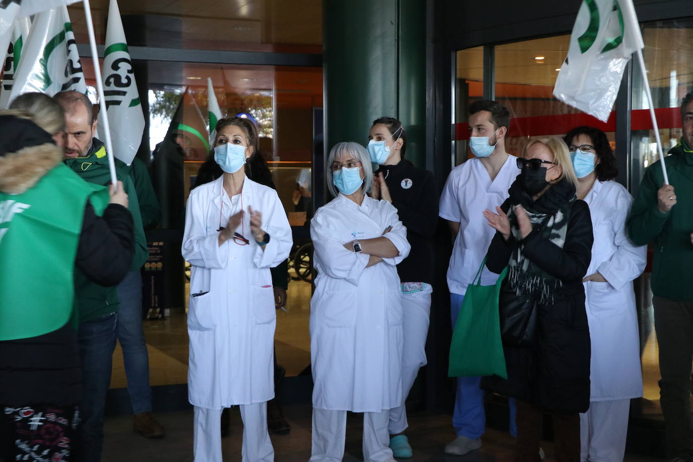 Los profesionales sanitarios se han concentrado en el Hospital de León para denunciar el caos sanitario de la comunidad.