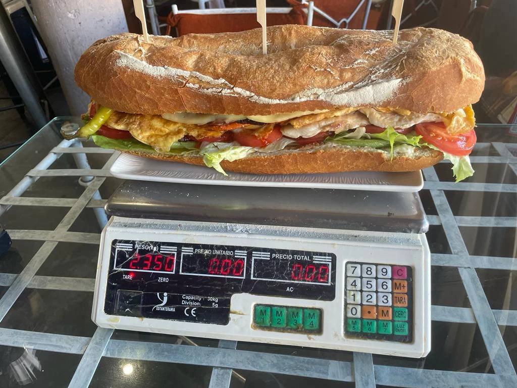 El bocadillo de 2,5 kilos del Hotel Río Cea.