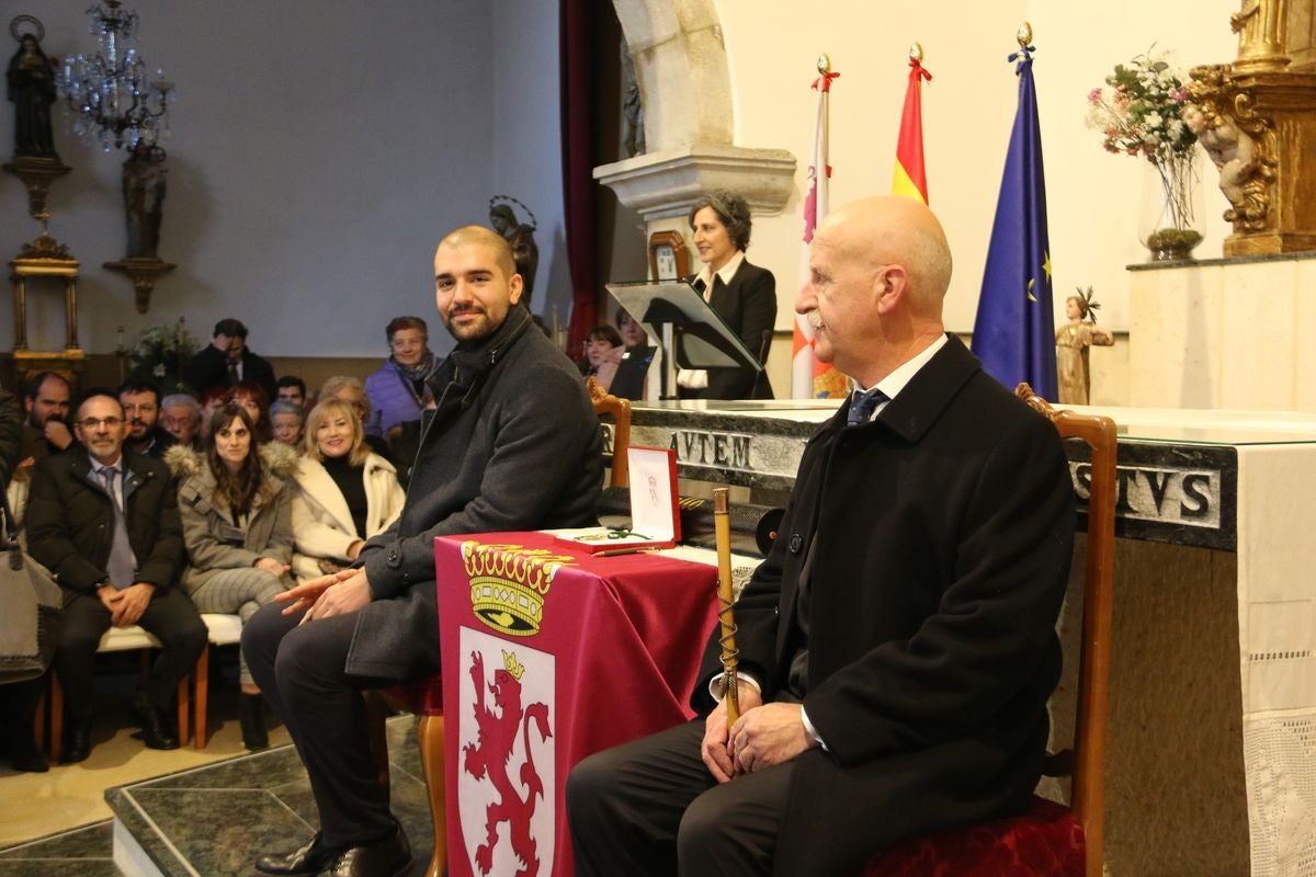 Pablo Álvarez ha recibido este viernes el reconocimiento como Hijo Adoptivo de la localidad de Riello de donde proceden sus padres y abuelos y dónde él ha pasado sus veranos.