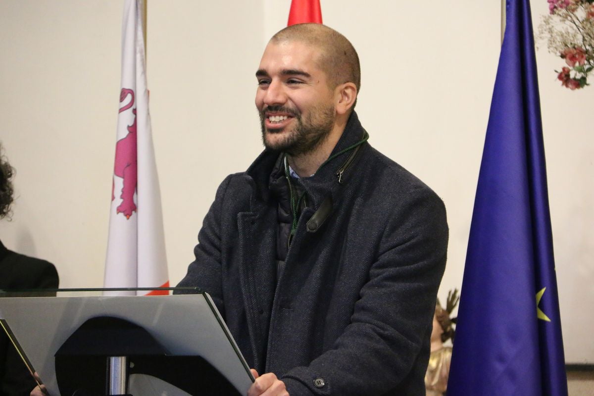 Pablo Álvarez ha recibido este viernes el reconocimiento como Hijo Adoptivo de la localidad de Riello de donde proceden sus padres y abuelos y dónde él ha pasado sus veranos.