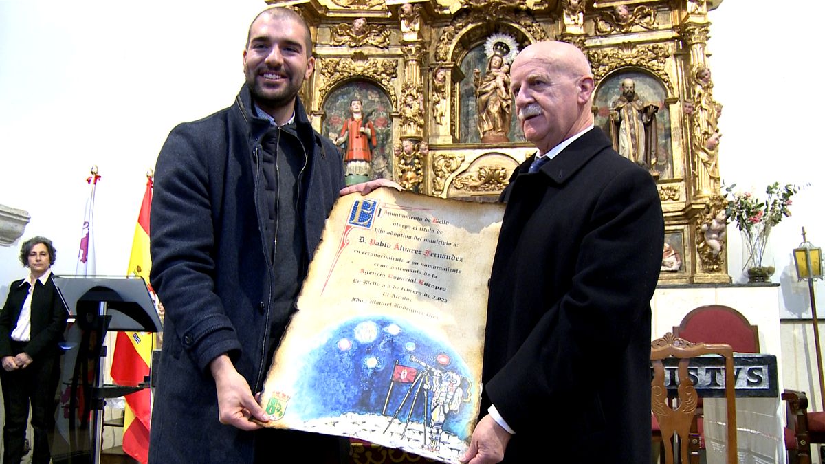 Pablo Álvarez ha recibido este viernes el reconocimiento como Hijo Adoptivo de la localidad de Riello de donde proceden sus padres y abuelos y dónde él ha pasado sus veranos.