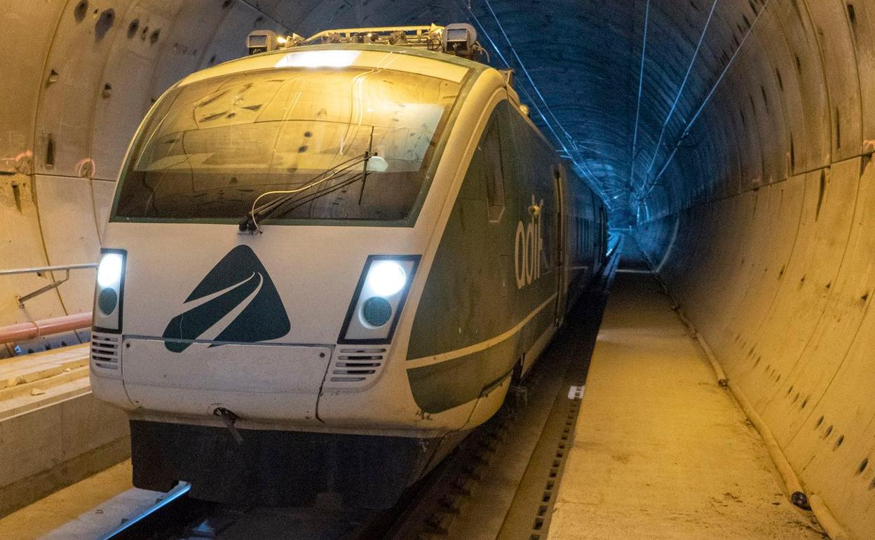 Imagen de uno de los trenes de Adif en la Variante para la toma de datos sobre el estado de la plataforma. 