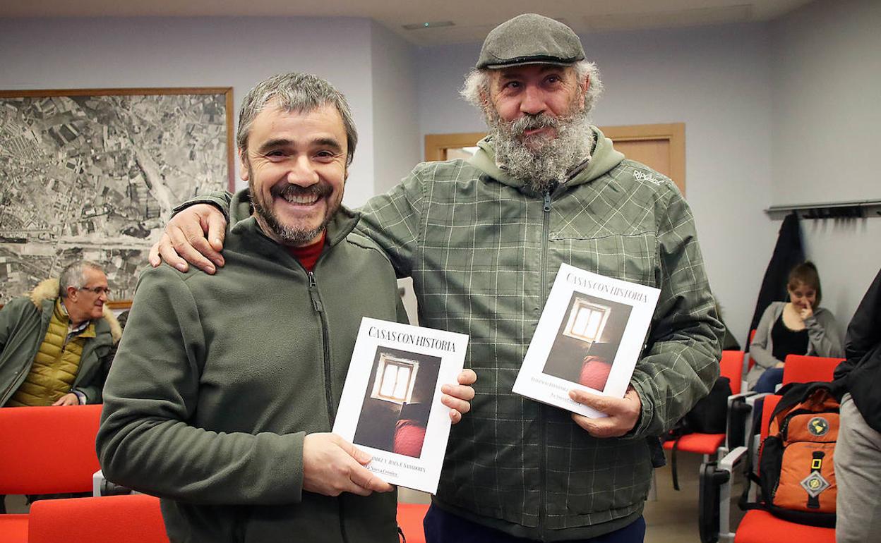 Los autores del libro «Casas con Historia», Fulgencio Fernández (D) y Jesús Fernández Salvadores