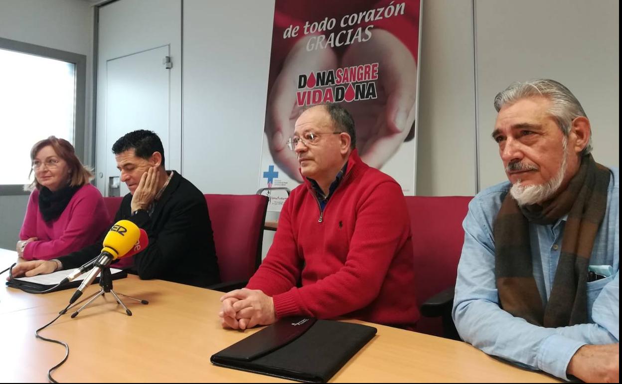 Los responsables de la Hermandad de Donantes de Sangre del Bierzo y Laciana, durante su comparecencia.