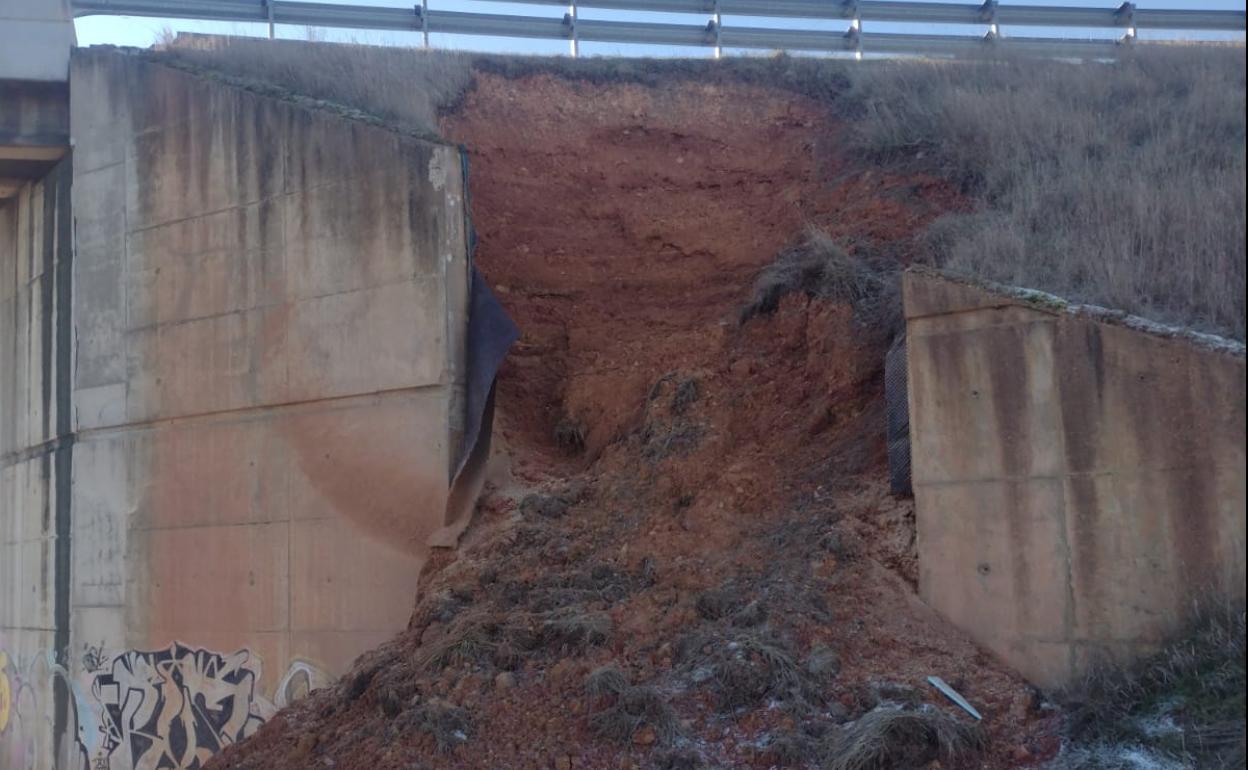 Las lluvias acaecidas en las últimas semanas han provocado filtraciones en la pasarela que salva el tráfico rodado de la N-120 sobre las vías del tren, en el término municipal de Astorga entrando en San Justo de la Vega.