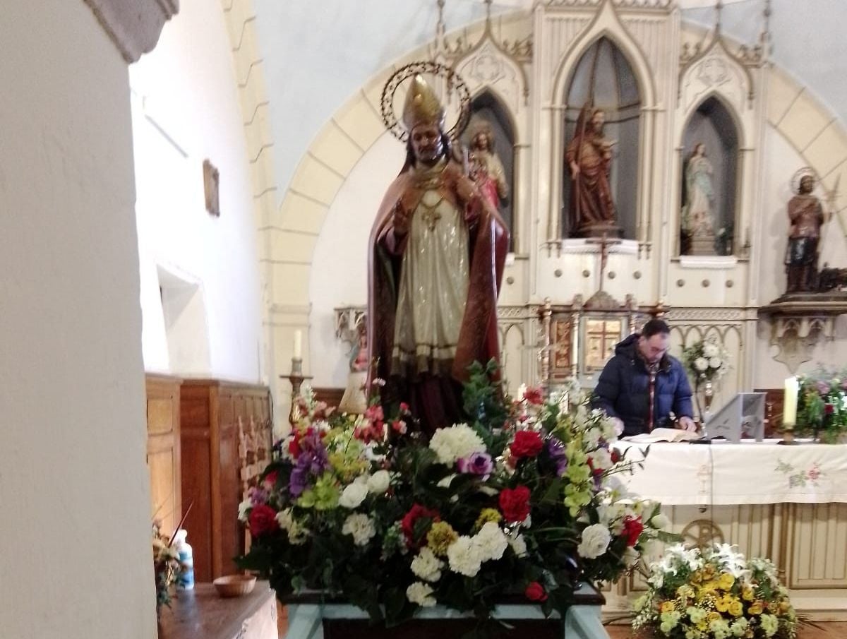 Por San Blas la cigüeña verás (y a San Blás también). Garrafe de Torío, entre otras localidades de la provincia, procesiona a San Blás en una jornada por el efecto del refranero.