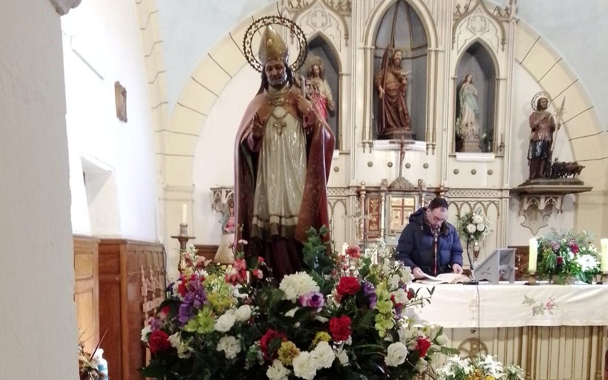 Por San Blas la cigüeña verás (y a San Blás también). Garrafe de Torío, entre otras localidades de la provincia, procesiona a San Blás en una jornada por el efecto del refranero.