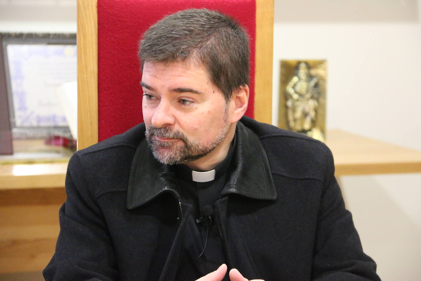 Francisco Rodríguez Llamazares y Luis García Gutiérrez en una de las salas de reuniones que tiene la basílica de San Isidoro.