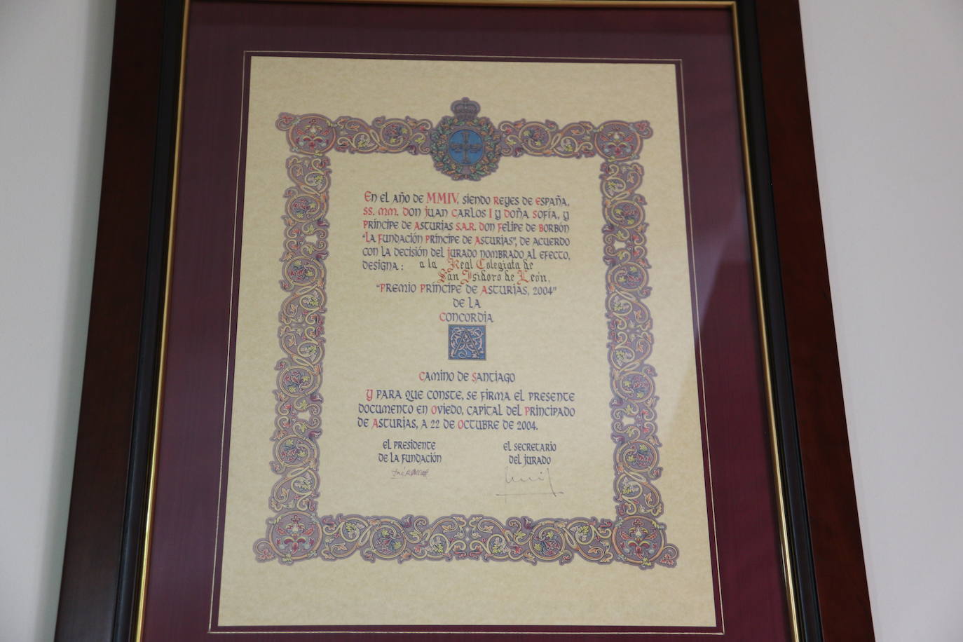 Francisco Rodríguez Llamazares y Luis García Gutiérrez en una de las salas de reuniones que tiene la basílica de San Isidoro.