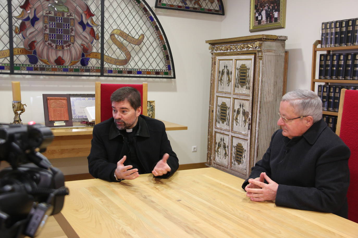 Francisco Rodríguez Llamazares y Luis García Gutiérrez en una de las salas de reuniones que tiene la basílica de San Isidoro.