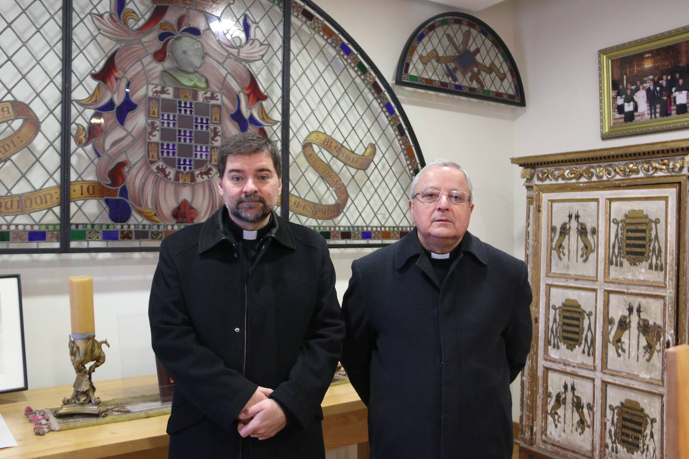 Francisco Rodríguez Llamazares y Luis García Gutiérrez en una de las salas de reuniones que tiene la basílica de San Isidoro.