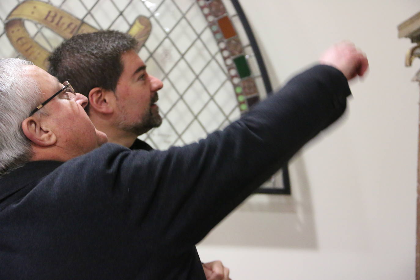 Francisco Rodríguez Llamazares y Luis García Gutiérrez en una de las salas de reuniones que tiene la basílica de San Isidoro.