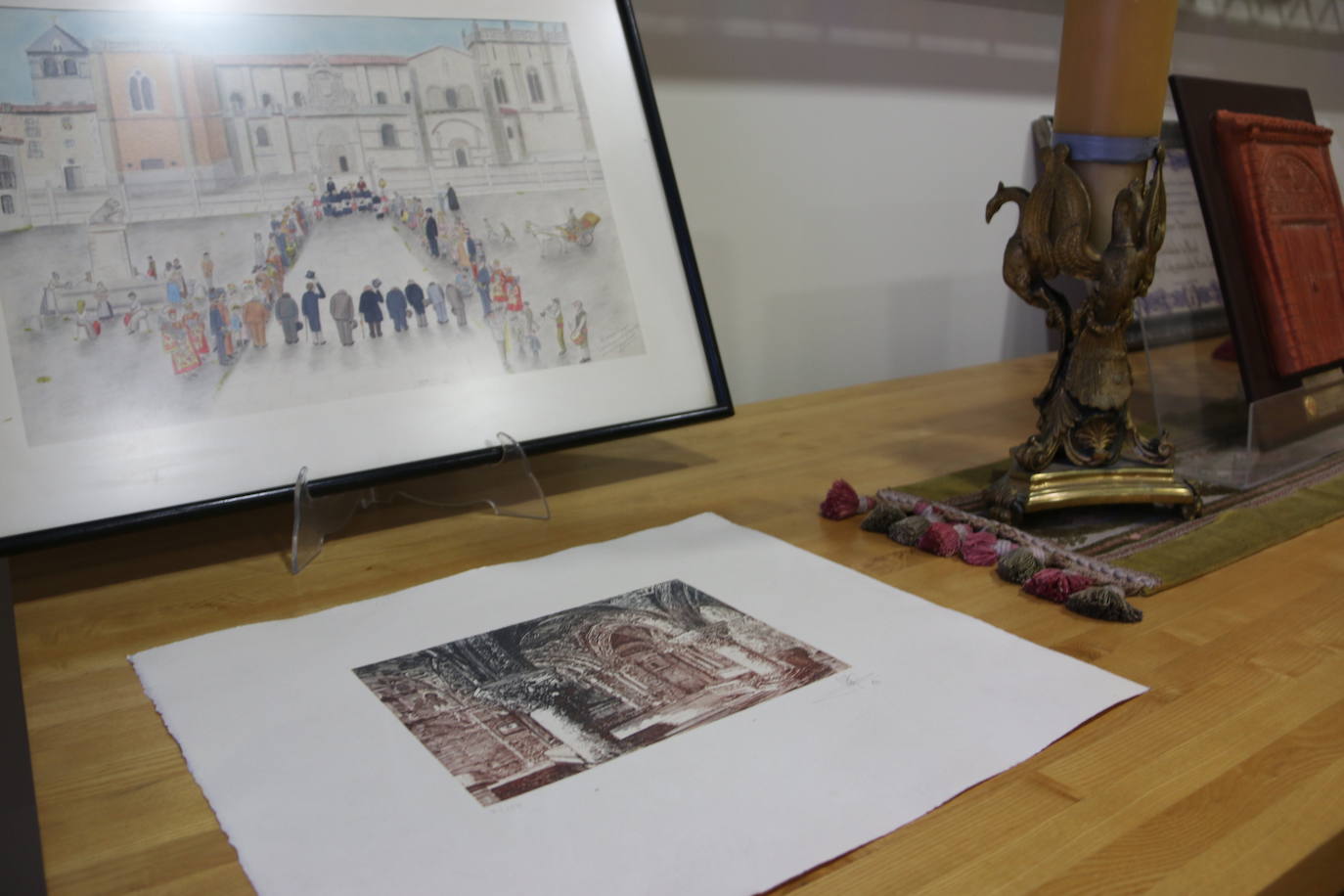 Francisco Rodríguez Llamazares y Luis García Gutiérrez en una de las salas de reuniones que tiene la basílica de San Isidoro.