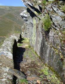 Imagen secundaria 2 - Canales romanos de La Cabrera.