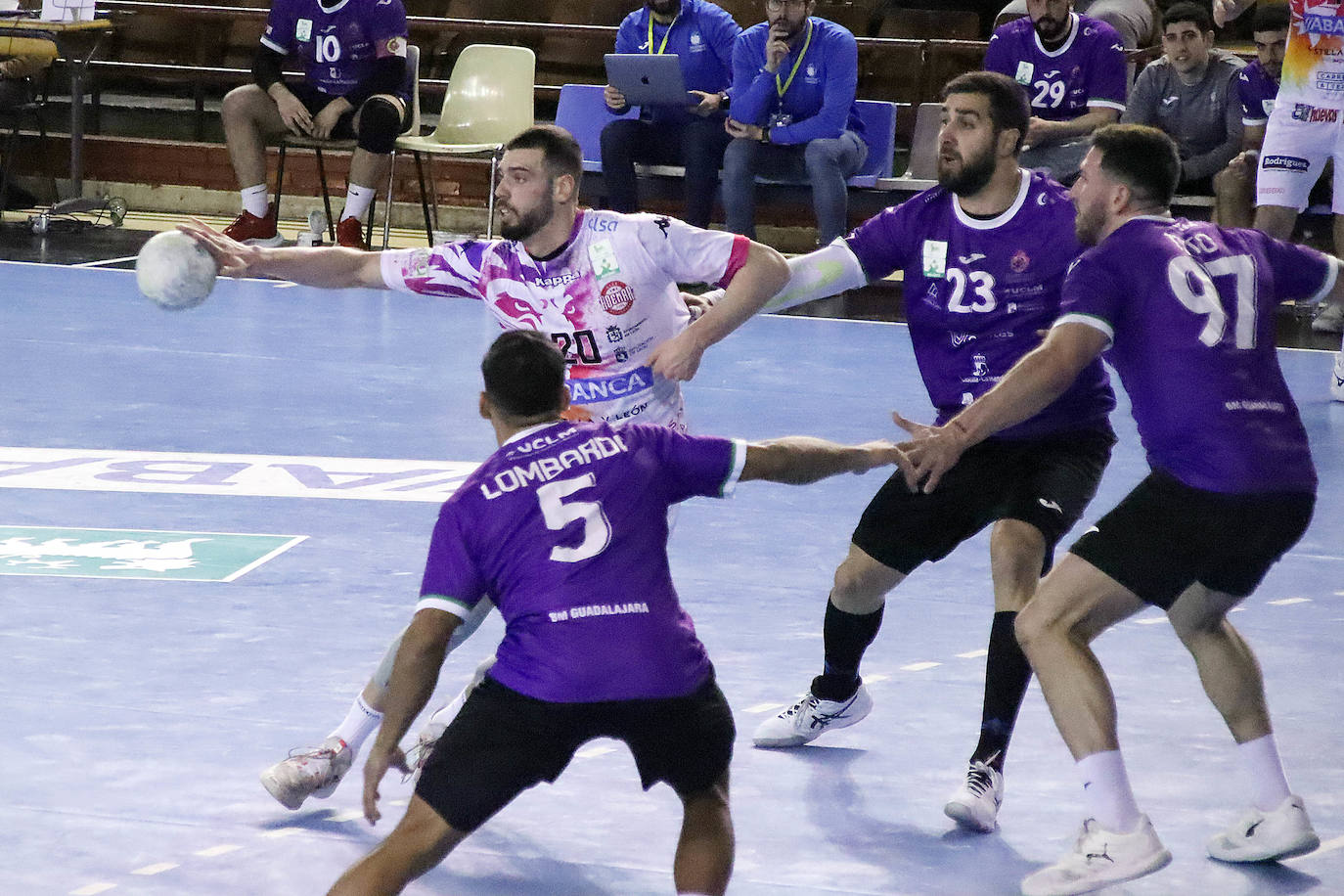 El conjunto leonés no pudo vencer en León en el primer partido de la segunda vuelta.