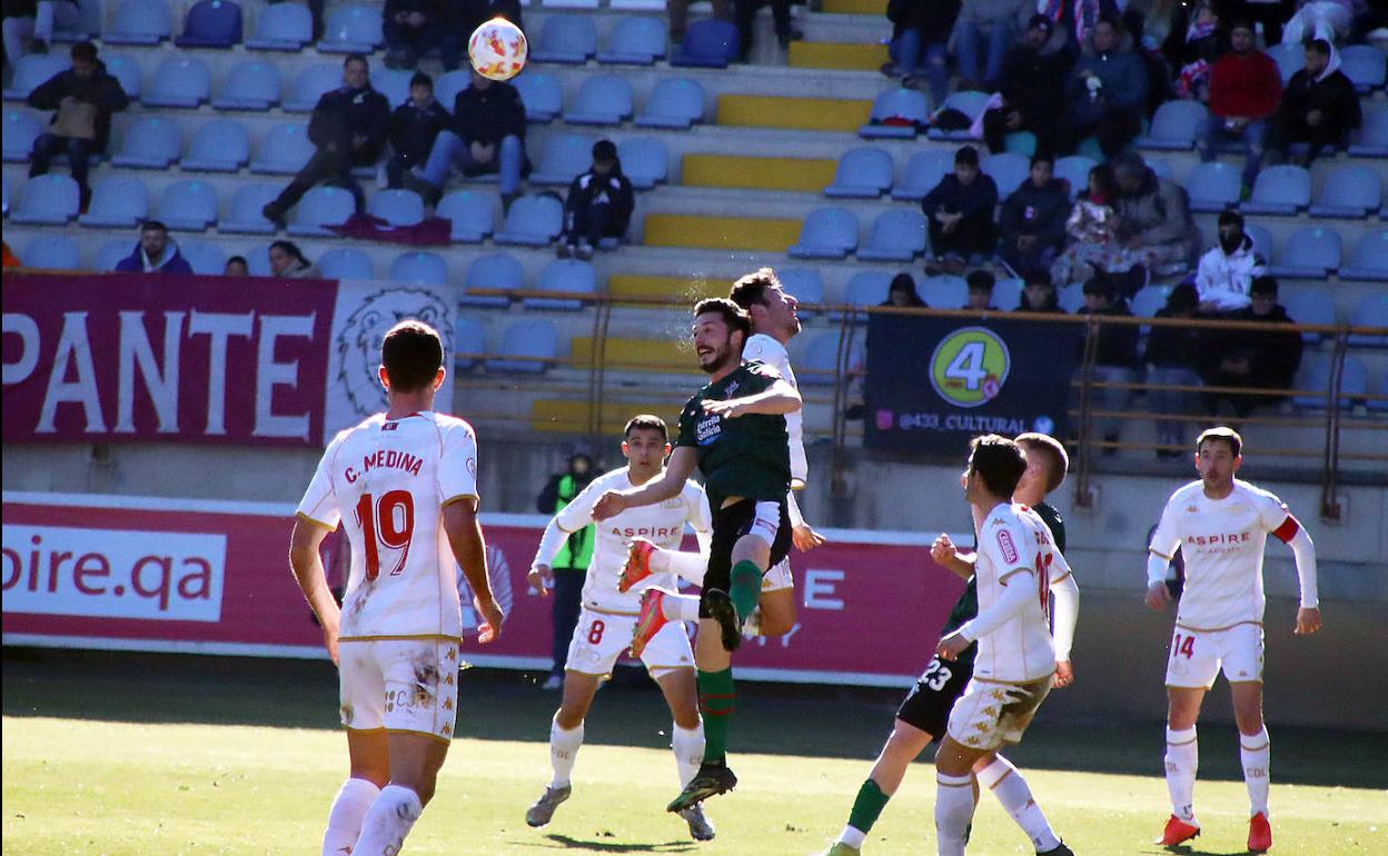 Un lance del juego en una acción defensiva de los leoneses.