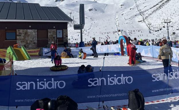 Parque infantil de la estación invernal de San Isidro.