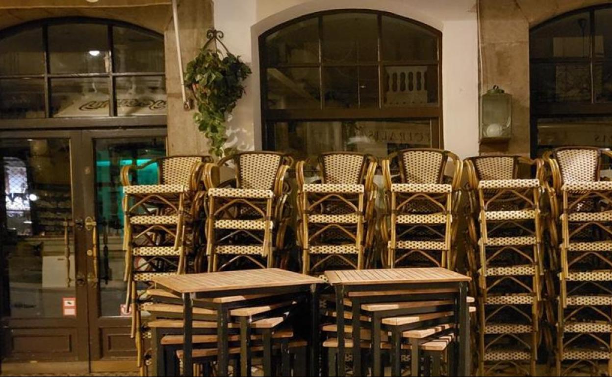 Una terraza permanece recogida en el centro de León.