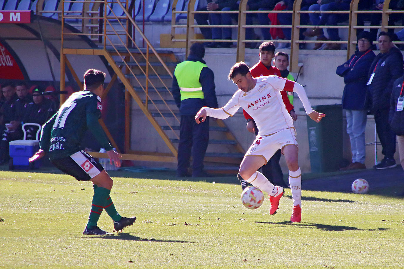 Ambos equipos tuvieron escasas ocasiones y acabaron firmando el empate sin goles.