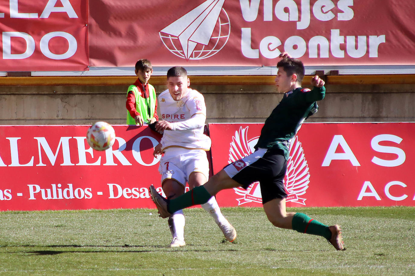 Ambos equipos tuvieron escasas ocasiones y acabaron firmando el empate sin goles.