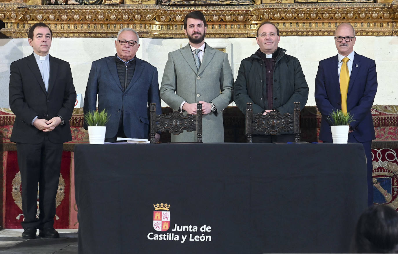 El vicepresidente de la Junta de Castilla y León, Juan García-Gallardo, acompañado por el consejero de Cultura y Turismo, Gonzalos Santonja, presenta el Plan Director del Camino de Santiago Francés