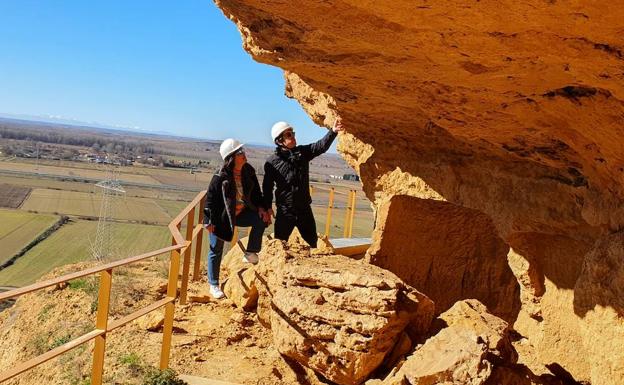 La alcaldesa de Villasabariego y el diputado de Patrimonio visitan las Cuevas Menudas tras el derrumbe.