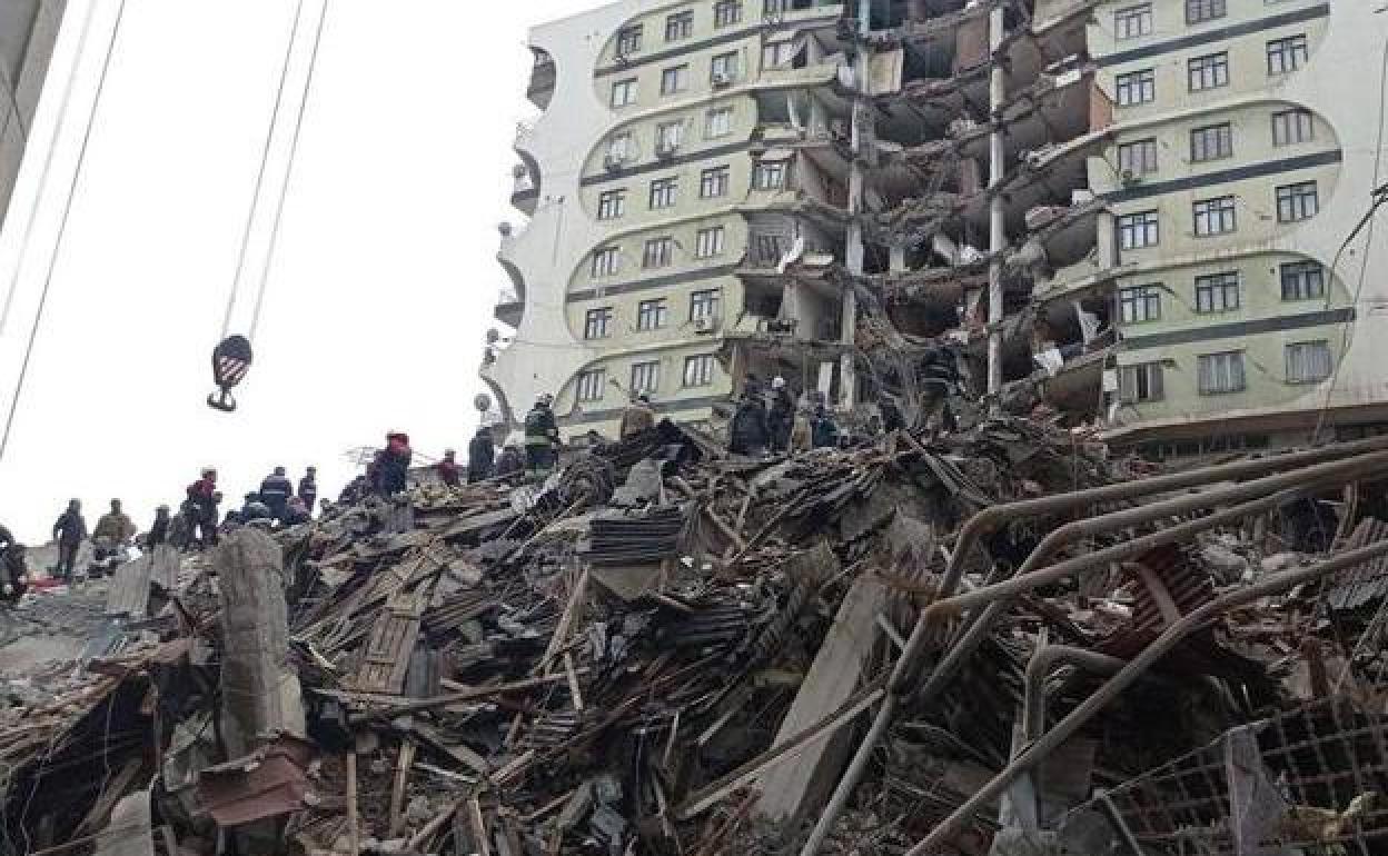 Algunos edificios afectados por el terremoto del lunes en Turquía y Siria han quedado en pie pero con serios daños