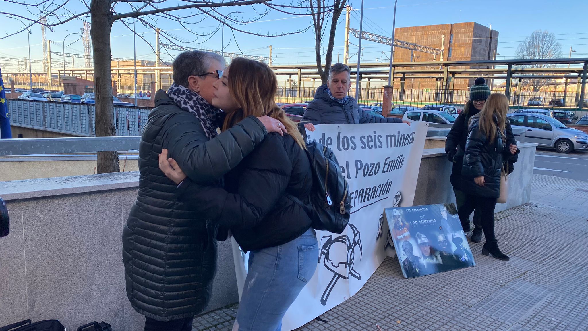 Rosas rojas, las fotos de los seis mineros fallecidos en aquel accidente ocurrido casi una década atrás, doro entremezclado con rabia, lágrimas y un sentimiento de angustia del que hoy es imposible separarse. Las familias de los 'seis de Tabliza' (José Antonio Blanco, Manuel Antonio Moure, Orlando González, Juan Carlos Pérez, José Luis Arias y Roberto Álvarez) han visto hoy como su particular calvario ha llegado a juicio.